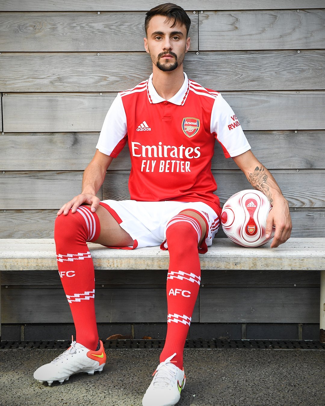 爱游戏官网-英超赛程吃紧，塞维利亚冲刺阶段复出首秀，质疑声仍在，团队化学反应显著的简单介绍