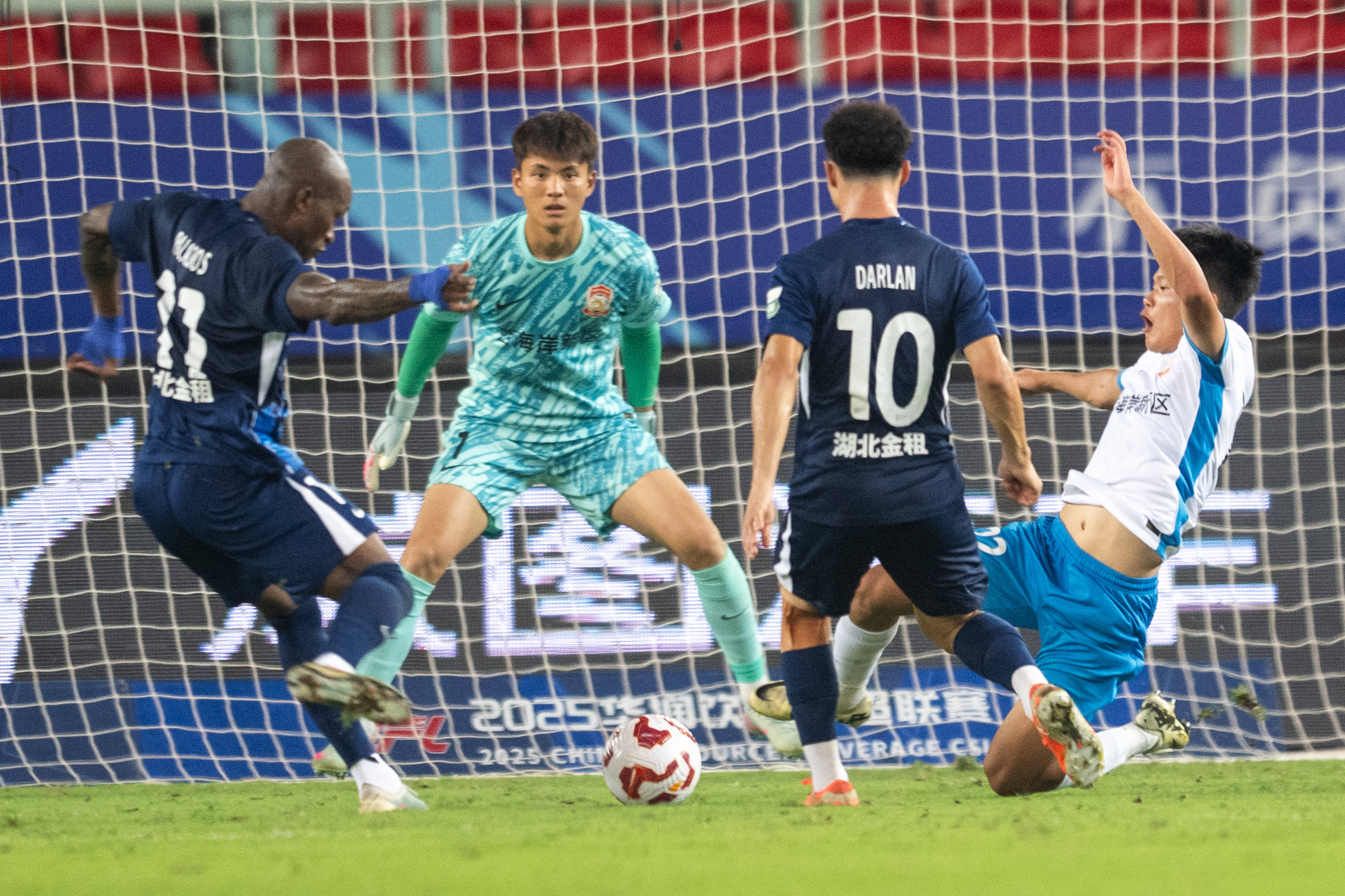 爱游戏官方入口-包含中超今晚走向成谜,武汉三镇主帅复盘,信心回归,训练强度明显提升的词条