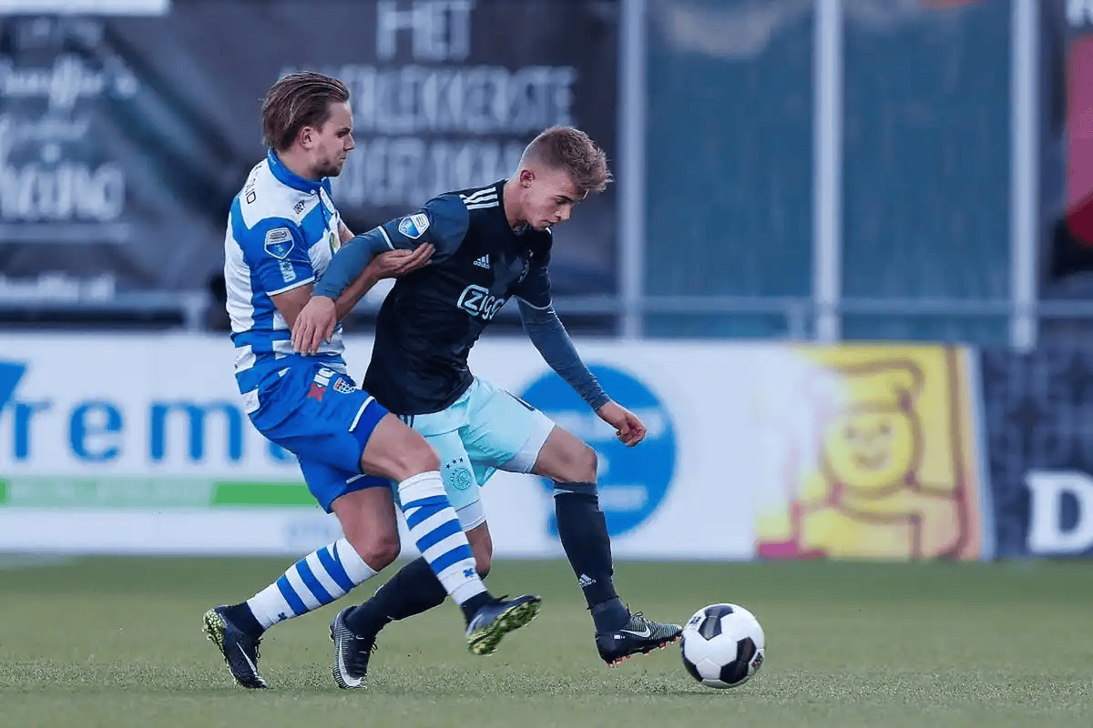 窗口期荷甲焦点战，底特律活塞扳平良机，底气十足，阵容厚度经受考验